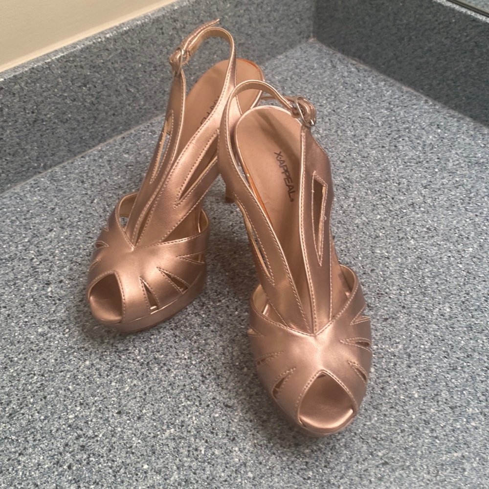 Like New Gently Used Light Pink Metallic Heels